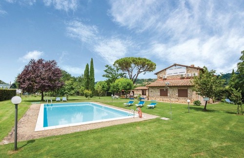 Poggiarello Villa | Cosy apartment in villa for 2 guests with pool, A/C and TV, close to Siena