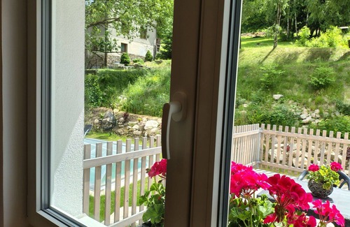 Desna Apartment | Cosy apartment for 4 guests with WIFI, pool, TV and patio