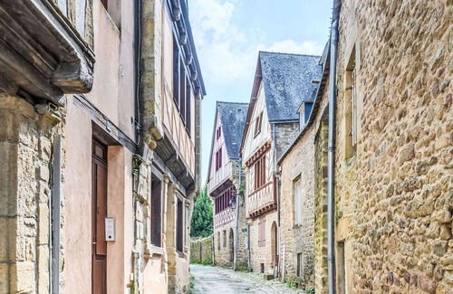 Auray Apartment | Cosy apartment for 2 guests with WIFI, TV, balcony and pets allowed