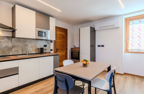 Verceia Apartment | Cosy apartment for 2 people with WIFI, A/C, TV and balcony