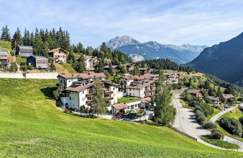 Grisons Apartment | Cosy apartment for 2 people with WIFI, pool, TV, balcony, pets allowed and panoramic view