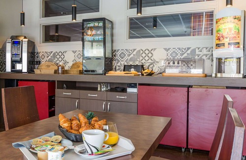 Chaveignes Apartment | Cosy apartment for 4 people with pool, WIFI, TV, terrace, pets allowed and parking