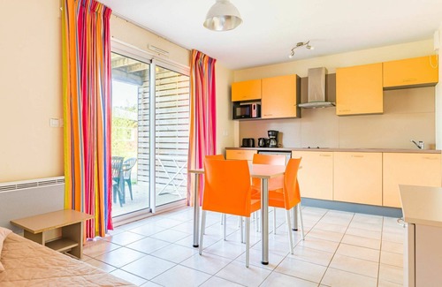 Chaveignes Apartment | Cosy apartment for 4 people with pool, WIFI, TV, terrace, pets allowed and parking