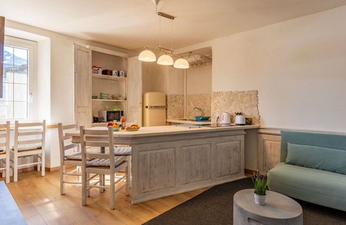 Trezzone Apartment | Cosy apartment for 4 guests with A/C, WIFI, TV and patio