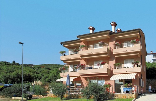 Rabac Apartment | Cosy apartment for 4 guests with A/C, WIFI, pool, TV, terrace and pets allowed