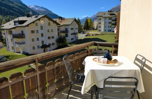 Zuoz Apartment | Cosy apartment for 4 guests with WIFI, TV, balcony, pets allowed and panoramic view