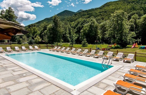 Sampeyre Apartment | Cosy apartment for 4 guests with pool, WIFI, TV, terrace and parking