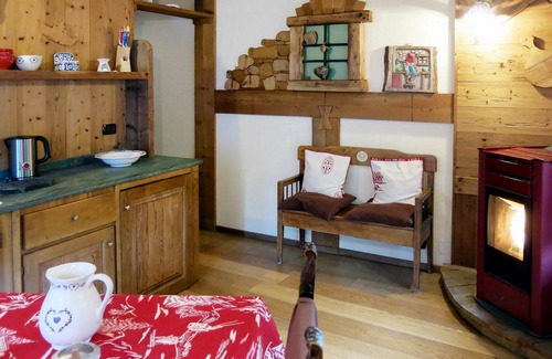 Valtournenche Apartment | Cosy apartment for 4 people with WIFI, TV, terrace and pets allowed