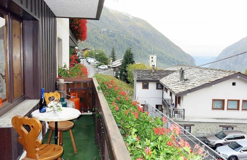 Valtournenche Apartment | Cosy apartment for 4 people with WIFI, TV, terrace and pets allowed