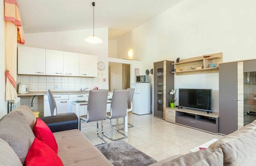 Nova Vas Apartment | Cosy apartment for 4 people with pool, WIFI, A/C, TV, balcony and pets allowed