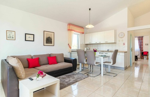 Nova Vas Apartment | Cosy apartment for 4 people with pool, WIFI, A/C, TV, balcony and pets allowed
