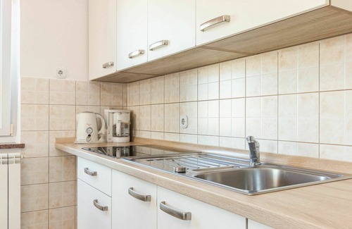 Nova Vas Apartment | Cosy apartment for 4 people with pool, WIFI, A/C, TV, balcony and pets allowed