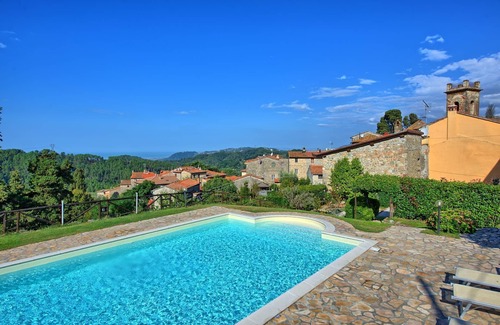 Massarosa Apartment | Cosy apartment for 4 people with pool, WIFI, TV and panoramic view, close to Viareggio
