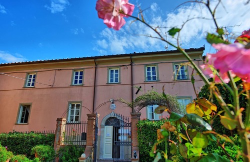 Massarosa Apartment | Cosy apartment for 4 people with pool, WIFI, TV and panoramic view, close to Viareggio