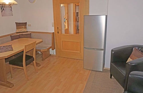 Flirsch Apartment | Cosy apartment for 5 guests with WIFI, TV, patio and pets allowed
