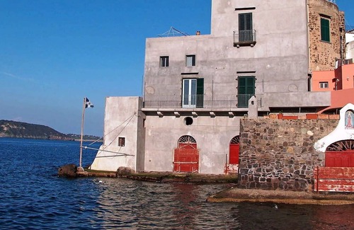 Ischia Porto Apartment | Cosy apartment for 5 guests with WIFI, TV and terrace