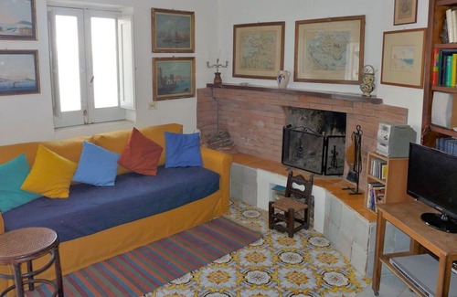 Ischia Porto Apartment | Cosy apartment for 5 guests with WIFI, TV and terrace