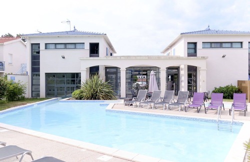 Saint-Palais-sur-Mer Apartment | Cosy apartment for 6 guests with pool, hot tub, WIFI, TV, balcony and pets allowed