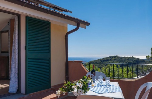 Valloria Apartment | Cosy apartment for 6 guests with hot tub, WIFI, pool, A/C, TV and patio