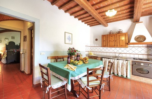 Peccioli Apartment | Cosy apartment for 6 people with WIFI, pool, A/C, TV, pets allowed and panoramic view