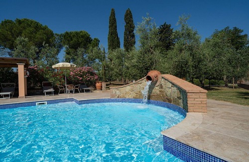 Peccioli Apartment | Cosy apartment for 6 people with WIFI, pool, A/C, TV, pets allowed and panoramic view