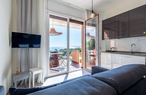 Varazze Apartment | Cosy apartment for 6 people with WIFI, hot tub, A/C, TV, terrace, pets allowed and parking