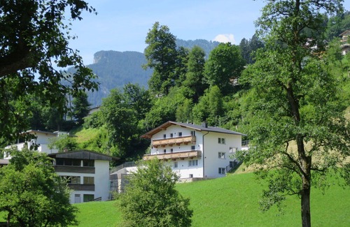 Laimach Apartment | Cosy apartment for 8 guests with WIFI, TV, balcony, pets allowed and parking