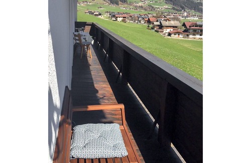 Laimach Apartment | Cosy apartment for 8 guests with WIFI, TV, balcony, pets allowed and parking