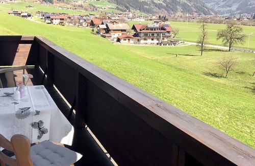 Laimach Apartment | Cosy apartment for 8 guests with WIFI, TV, balcony, pets allowed and parking