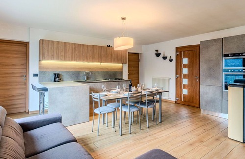 Morbegno Apartment | Cosy apartment for 6 guests with WIFI, A/C, TV, patio and pets allowed