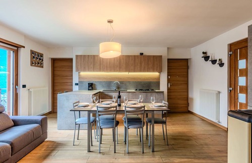 Morbegno Apartment | Cosy apartment for 6 guests with WIFI, A/C, TV, patio and pets allowed