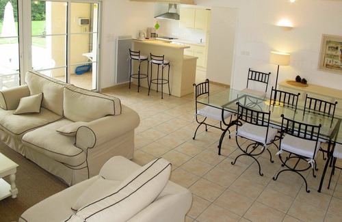 Pont-de-Larn House | Cosy apartment in villa for 8 guests with private pool, TV, terrace and pets allowed