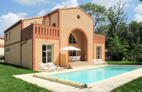 Pont-de-Larn House | Cosy apartment in villa for 8 guests with private pool, TV, terrace and pets allowed