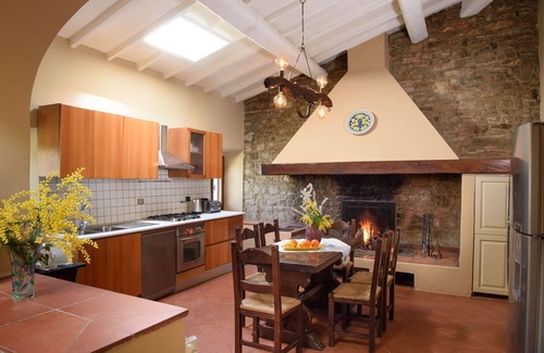 Pontassieve House | Cosy apartment in villa for 6 guests with WIFI, A/C, pool, TV, patio and panoramic view