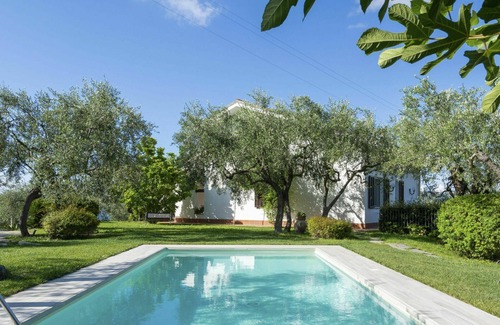 Monade Santa Lucia Villa | Cosy apartment in villa with WIFI, pool, A/C, TV, patio, pets allowed and panoramic view