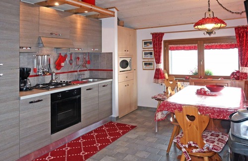 Peglio Apartment | Cosy apartment for 6 people with WIFI, TV, patio and pets allowed