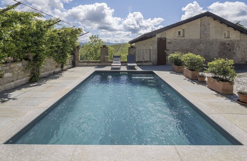 Monforte d'Alba Apartment | Cosy apartment for 4 guests with pool, WIFI and balcony, close to Alba