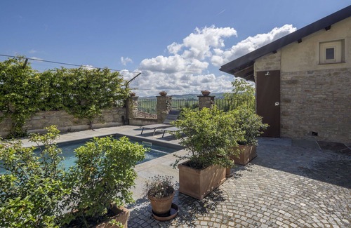 Monforte d'Alba Apartment | Cosy apartment for 4 guests with pool, WIFI and balcony, close to Alba