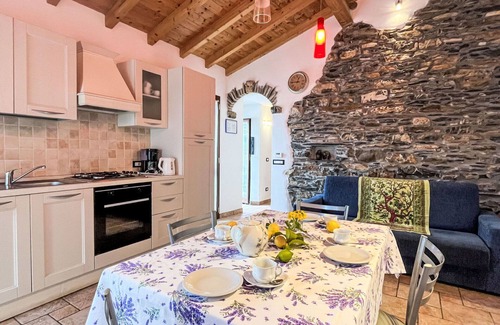 Valloria House | Cosy apartment in villa for 4 people with WIFI, TV, patio and pets allowed