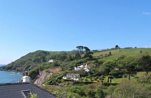 Talland House | Cosy Beachfront Retreat with Stunning Sea Views & Free Access to a Local Indoor Pool