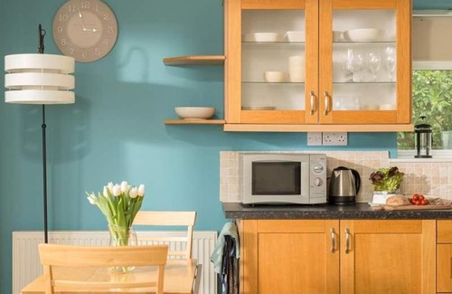 Talland House | Cosy Beachfront Retreat with Stunning Sea Views & Free Access to a Local Indoor Pool