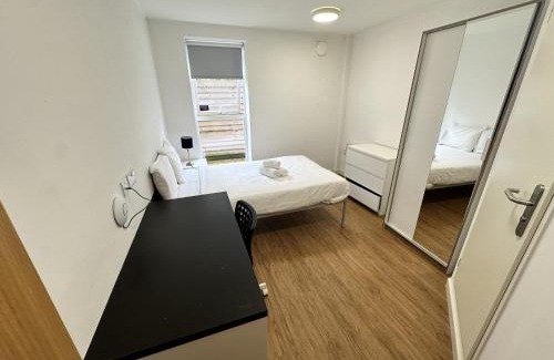 Liverpool Hotel | Cosy Budget En-suites, Optional Kitchen, Liverpool