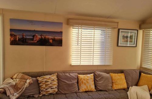 New Forest District Apartment | Cosy cabin in Milford on Sea Full Passes included