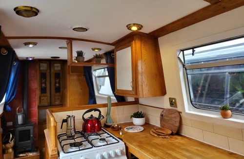 Little Venice Boat Rental | Cosy Canal Boat in Little Venice for Family & Friends