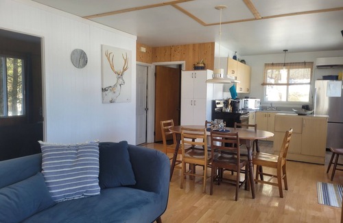 Saint-Lucien Ski Chalet | Cosy Chalet au Bord de L'eau Avec Plage Accès Directement du Terrain