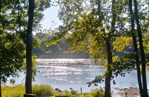 Saint-Lucien Ski Chalet | Cosy Chalet au Bord de L'eau Avec Plage Accès Directement du Terrain