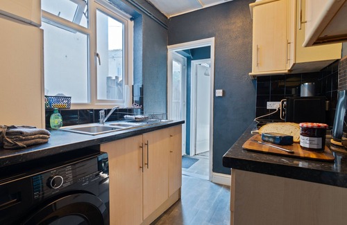 Gillingham House | Cosy City Centre House for Work and Comfort