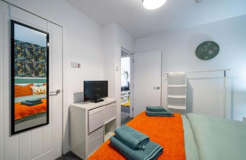 Adamsdown Apartment | Cosy City Stay - Heart of Cardiff