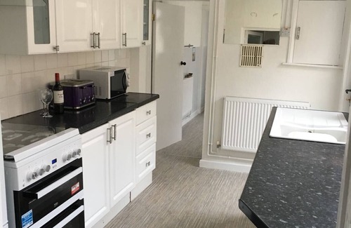 Llanelli House | Cosy & Comfortable Entire Holiday Home, Llanelli. Fully equipped. Dog friendly