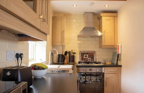 Wressle Cottage | Cosy cottage on our Farm. Big garden, Quiet location nr Howden